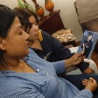 La madre de Carlos sostiene una foto de su hijo, recordándolo durante su época colegial.