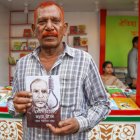 Shahjahan Bhuiyan, con un ejemplar de su libro "Cómo fue la vida del verdugo", en la caseta de la editorial Kingbondonti durante la feria anual del libro en Dacca, Bangladesh.