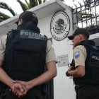 Ambiente en los exteriores de la Embajada Mexicana en Quito.