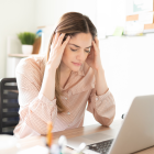 Cuando una persona experimenta estrés, el cuerpo produce hormonas como el cortisol, que pueden contribuir a la liberación de glucosa y ácidos grasos en la sangre.