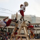 Integrantes del grupo mexicano Voladores de Papantla realizan un ritual de culto al sol este miércoles, en Bogotá (Colombia).