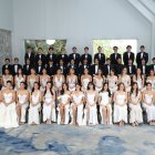 Los recién graduados posan para la foto oficial.