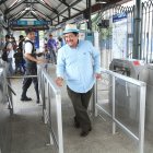 Aladino en una estación de la Metrovía.