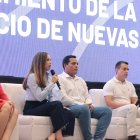 La titular de la Senescyt, Ana Changuín (hablando) y el presidente Daniel Noboa (derecha), durante un conversatorio con estudiantes universitarios en Machala.