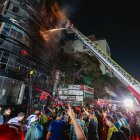 Al menos 46 personas murieron y 22 resultaron heridas en un incendio ya controlado en un edificio comercial de varias plantas en la zona de Bailey Road en Dacca, una de las áreas más privilegiadas de la capital de Bangladesh.