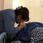 Elsa Carranco consiente a su esposo Gustavo Landázuri, quien enfrenta una enfermedad neurológica degenerativa.