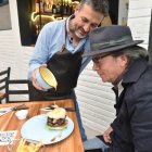 Bistró Gardens tiene el encanto del negocio familiar. En la foto Juan Pablo Falconi y Santiago Estrella.
