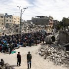 Los palestinos realizan las oraciones del viernes junto a los escombros de la mezquita de Al-Farooq, días después de que fuera destruida en Rafah, sur de la Franja de Gaza, el 1 de marzo de 2024.