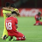 AMDEP7579. QUITO (ECUADOR), 29/02/2024.- Jugadores de Trinidense celebran junto a Byron Palacios de El Nacionalal final de un partido de la segunda fase de la Copa Libertadores ante El Nacional este jueves, en el estadio Rodrigo Paz Delgado en Quito (Ecuador). EFE/ José Jácome