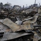 Vista de los restos quemados de estructuras de edificios y vehículos tras un terremoto en Wajima, prefectura de Ishikawa, Japón.