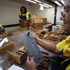 HAB01. LA HABANA (CUBA), 02/03/2024.- Trabajadores de la Fábrica de Tabacos Cohiba realizan sus labores este jueves en La Habana (Cuba). La marca de tabacos Cohiba hace parte de la empresa hispano-cubana Habanos SA, que en el reciente Festival del Habano presentó sus resultados de operación del año 2023, con un aumento del 31 % en ingresos. EFE/ Ernesto Mastrascusa