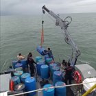 Control.- La Armada de Ecuador saca tanques con 55 galones de combustible cerca de la costa de Esmeraldas.