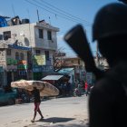 Un policía vigila, cuando la tensión volvió este viernes a Puerto Príncipe con tiroteos entre la Policía y las bandas armadas, después de que la capital haitiana amaneciera en aparente calma tras la violenta jornada de la víspera con al menos cinco muertos y una veintena de heridos, este viernes en Puerto Príncipe (Haití). Según el último balance del Sindicato de Policía de Haití, se elevan a cinco los efectivos que murieron el jueves y cuyos cuerpos aún no han podido ser recuperados. En un principio, se informó de que cuatro policías perdieron la vida al atacar las bandas armadas una comisaría en Bon Repos, en Canaan, en el norte de la capital. EFE/ Johnson Sabin