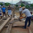 Habitantes de la comuna Libertador Bolívar construyeron dos puentes de madera.
