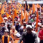Política.- Un grupo de ciudadanos participan en un mitin político.