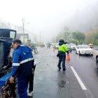 Un auto perdió pista y se estrelló contra un poste de alumbrado público