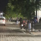 Bulevar 9 de Octubre. Eran la 01:00 y en la 9 de Octubre se observaban carros, motocicletas y personas que circulaban por la calle. Algunas familias hasta duermen en los portales de los inmuebles.