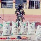 Muestra. Algunos de los elementos fueron abandonados cuando se acercaron los uniformados a la zona.