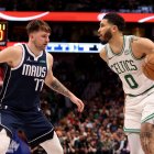 Doncic (i) y Jayson Tatum protagonizaron uno de los duelos más intensos de la jornada.