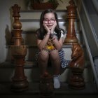 La pequeña no ha perdido la inocencia, mientras habla abraza sus peluches. Juega al ajedrez y estudia astrofísica, artes plásticas y robots.