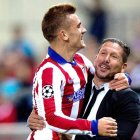 Antoine Griezmann (i) aún no estaría a disposición del técnico Diego Simeone