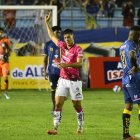 El ariete Michael Hoyos (c) marcó el gol de la victoria de Independiente del Valle sobre Delfín.