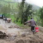Las fuertes lluvias han provocado derrumbes que han obstruido las vías y tienen incomunicadas varias localidades.