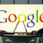 Tecnología.- El logo de Google en una zona donde personas usan el Internet.