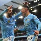 Manchester (United Kingdom), 03/03/2024.- Phil Foden (R) of Manchester City celebrates with teammate Bernado Silva (L) after scoring his team"s second goal during the English Premier League match between Manchester City and Manchester United, at the Etihad Stadium in Manchester, Britain, 03 March 2024. (Reino Unido) EFE/EPA/ASH ALLEN EDITORIAL USE ONLY. No use with unauthorized audio, video, data, fixture lists, club/league logos, "live" services or NFTs. Online in-match use limited to 120 images, no video emulation. No use in betting, games or single club/league/player publications.