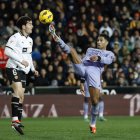 VALENCIA, 02/03/2024.- El centrocampista inglés del Real Madrid Jude Bellingham (d) ante el defensa del Valencia Hugo Guillamón durante el encuentro correspondiente a la jornada 27 de Primera División que Valencia y Real Madrid disputan hoy sábado en el estadio de Mestalla, en Valencia. EFE / Biel Aliño