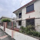 1. Descuido. En la calle Limber y Rosa Borja de Ycaza, las paredes de la vivienda esquinera están llenas de moho por la humedad. Y sus rejas, oxidadas y corroídas. 2. Deterioro. Los materiales de madera de la Casa Borja de Ycaza tienen agujeros y algunos se han desprendido. En la pared lateral del cerramiento hay manchas, por el alcantarillado de sector.