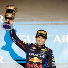 Sergio Pérez levantando la copa de vicecampeón. Su compañero, Verstappen, fue el líder.
