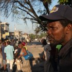 Personas caminan cerca a la Penitenciaría Nacional este domingo, en Puerto Príncipe (Haití). .