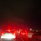 El puente solo es iluminado por las luces de los vehículos