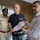 El marido de la pareja española agredida en el norte de la India recibe un cheque compensatorio por parte de las autoridades
