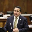 Muentes fue legislador del Partido Social Cristiano en la Legislatura cesada por la muerte cruzada.