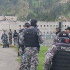 Personal policial resguardando la cárcel de Turi.