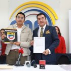 El presidente de la Unión Nacional de Educadores (UNE) en la presentación del formulario.