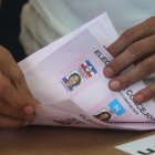 Un miembro de junta receptora de votos cuenta papeletas sobrantes al final de la jornada electoral el 3 de marzo.