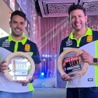 Fernando Acosta y Sebastián Guayasamín (d) con los premios obtenidos en el Abu Dhabi Desert Challenge.