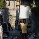 Personas caminan por una de las calles próximas a la prisión nacional, en Puerto Príncipe