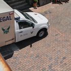 El vehículo de Medicina Legal se detuvo en uno de los parqueaderos de la Asamblea, tras la muerte de un joven funcionario.