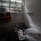 Una persona con dengue recibe atención médica en una Unidad Básica de Salud