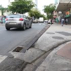 Vecinos han colocado una tabla de madera para cubrir un hueco de alcantarilla en las calles Víctor Manuel Rendón y Rumichaca.