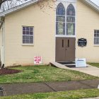 Una pareja llega a un centro de votación este martes en Durham, Carolina del Norte (EE. UU).