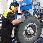 El reencauche tiene varias fases hasta la colocación de la banda de rodamiento.