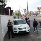 Vigilancia. Agentes de la Policía resguardan los accesos de la Embajada para evitar el escape de Glas.