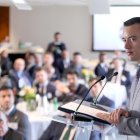 El presidente Daniel Noboa como ponente en una cnferencia.