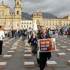 Personas se manifiestan durante una protesta en Bogotá (Colombia).