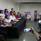 Representantes de grupos feministas se acercaron a presentar la denuncia.